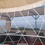 Οργανωμένο κάμπινγκ Domes At The *